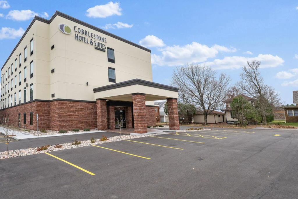 Cobblestone Hotel & Suites - Mosinee Exterior foto